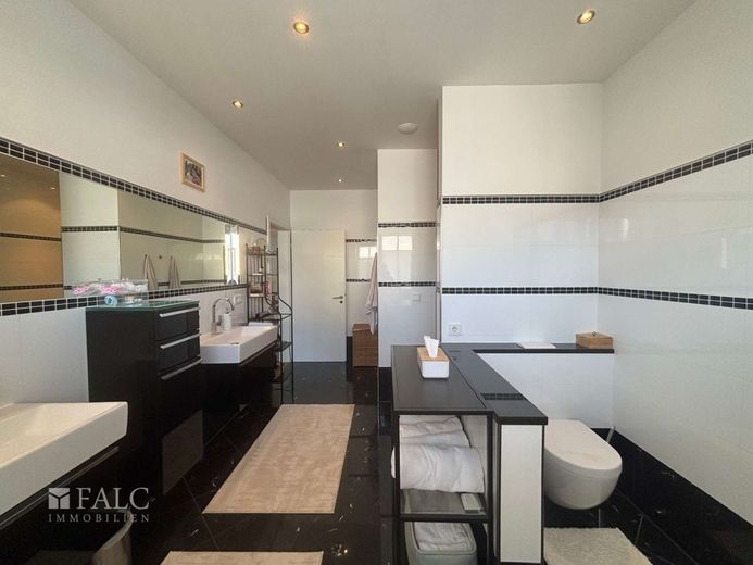 Moderne 3 -Zimmer-Wohnung mit Smart-Home, Dachterrasse &amp; hochwertiger Ausstattung – Badezimmer