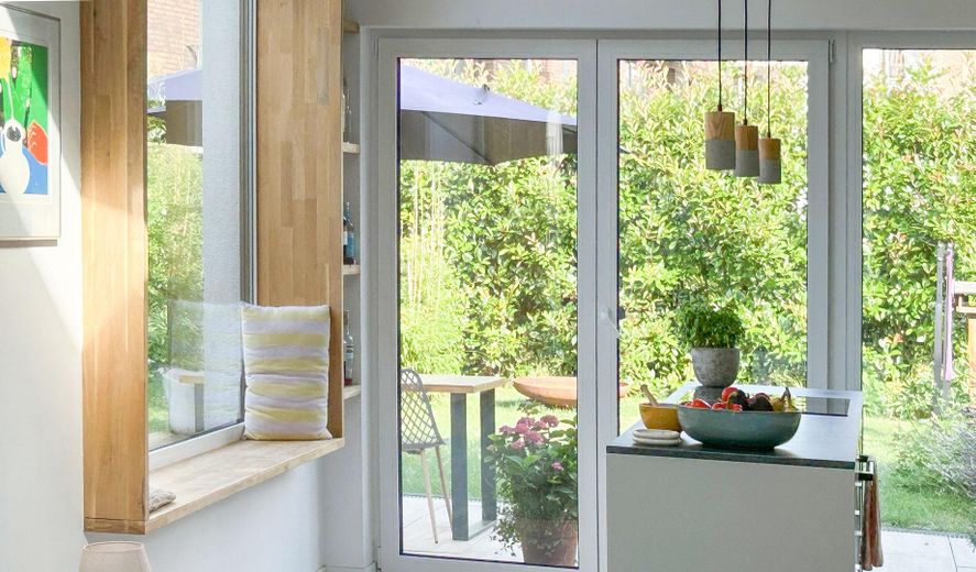 Ventana-asiento con vistas al verde, arquitectura tipo loft y bomba de calor: idilio familiar listo para entrar a vivir en Pulheim – Küche mit Sitzfenster
