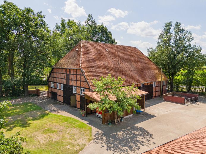 Exkl. Anwesen, Family-Office oder Pferdehof nur 64 km von Hamburg - max. bis 30 ha Eigenland möglich – Hofplatz seitlich der Scheune