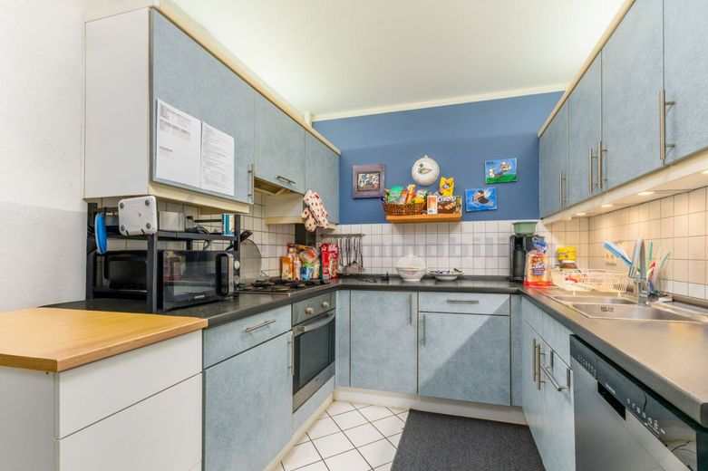 Berlin-Mariendorf: Vermietete 3-Zimmer-Kapitalanlage mit Loggia im gepflegten Ensemble – Küche