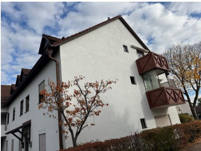 Helle 2-Zimmer-Dachgeschosswohnung mit Südbalkon und Tiefgarage in Ebersberg – Hausansicht