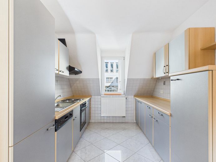 Wunderschöne, offene und modernisierte 2-Zimmer-Wohnung mit Balkon in Stuttgart-Untertürkheim – Küche