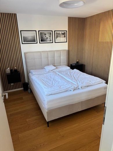 !SAHİBİNDEN SATILIK! Çift garajlı ve ısıtmalı havuzlu, son derece bakımlı 6 odalı şehir villası – Elternschlafzimmer 1.OG