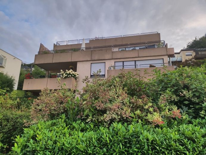 3-Zimmer Maisonette Wohnung in Stuttgart Süd mit grosser Terrasse, Aussicht und Garage – Haus mit Garten