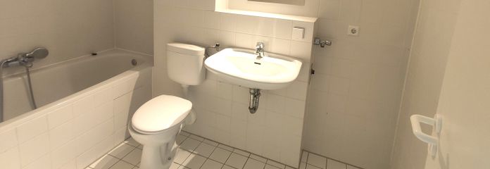 Bad mit Badewanne 1 OG.