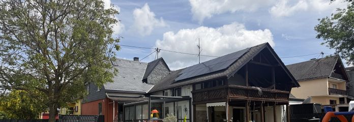 Provisionsfrei: Modernisiertes Einfamilienhaus mit PV, Smart Home und großem Garten – 01 - Hausansicht Garten