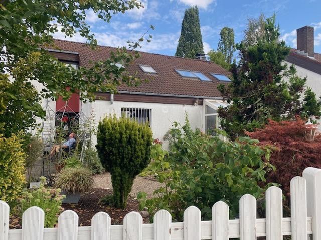Großzügiges Zweifamilienhaus zur Eigennutzung und Kapitalanlage mit hoher Rendite – Vordergarten mit Südterrasse