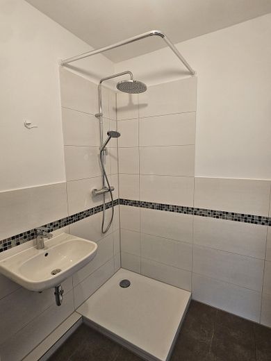 Appartement spacieux et ensoleillé de 3 pièces – Badezimmer 