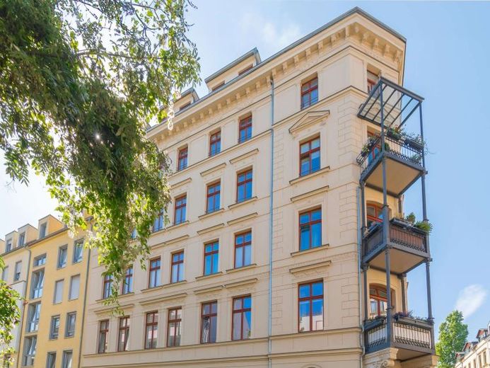 STILVOLLER ALTBAU IN CITYLAGE | Vermietete 3-Raum-Wohnung mit Balkon und edler Ausstattung – Foto 1