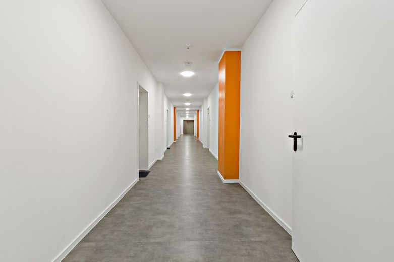 Kernsanierte 2-Raumwohnung direkt am Rosarium!
Fahrstuhl, Balkon und Fußbodenheizung!!!! – Gang