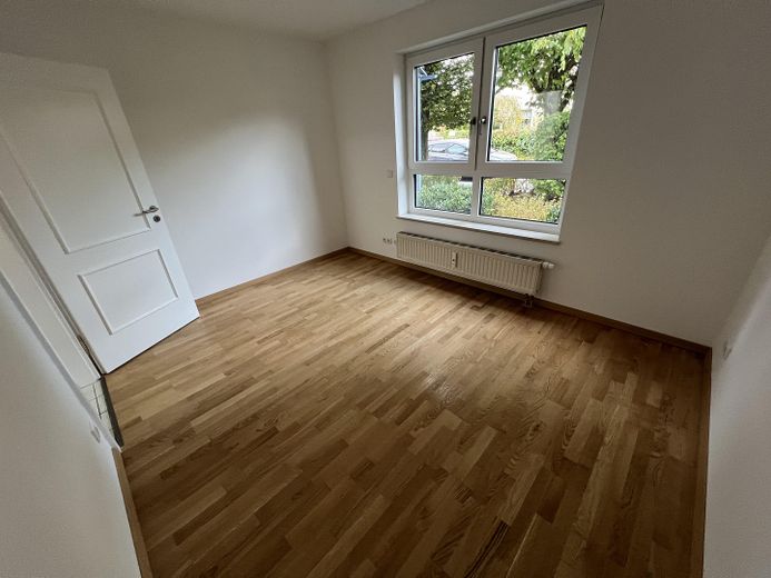 Urokliwe mieszkanie z ogrodem i pokojem muzycznym w spokojnej okolicy Monachium-Maxhof – Schlafzimmer EG