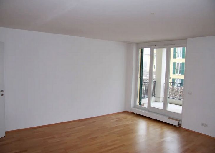 Stilvoll wohnen in Moosach/Nymphenburg: Helle 2-Zimmer-Wohnung mit Balkon in idyllischer Wohnanlage – Wohnzimmer
