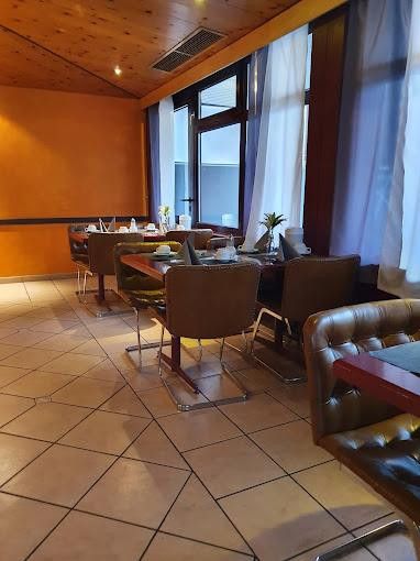 Complejo hotelero, 35 habitaciones individuales y 10 dobles con 50 plazas de aparcamiento, alquilado a largo plazo a trabajadores desplazados/estudiantes – Foto 2