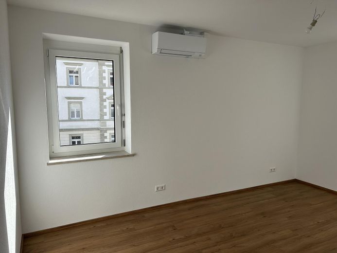 Vorankündigung: Neu sanierte 3 Zimmer Wohnung mit sonnigem Balkon, Aufzug, TG-Stellplätzen – Schlafzimmer 1