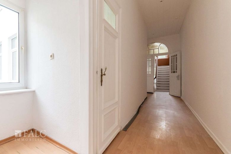 Charmantes Mehrfamilienhaus mit Entwicklungspotenzial – Wohnungsflur 2 im 1.OG