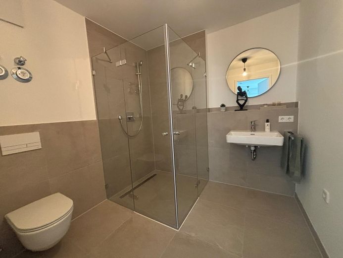 Exclusive new-build apartments on Schweinauer Hauptstraße – With fitted kitchen & parking space WE5.01 – Badezimmer mit Dusche