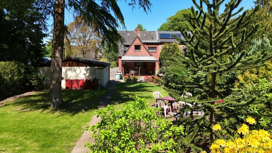 Dom lub połowa bliźniaka z pięknym i dużym ogrodem w bardzo spokojnej lokalizacji – Garten / Südseite / DHH links