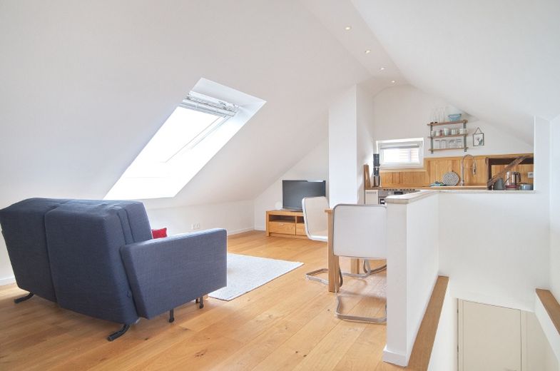 Willkommen in Ihrem neuen Zuhause – Schöne, möblierte Atelierwohnung im Dachgeschoss – 2377de42e857df4e43c6e50742e45f4717cd3aeb.jpg