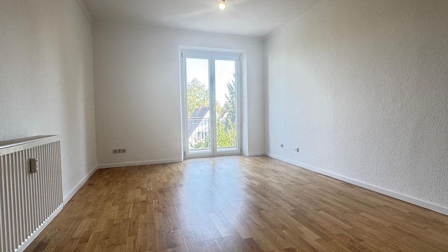 2-Zimmer-Wohnung mit Balkon am Mangfallplatz – Wohnzimmer