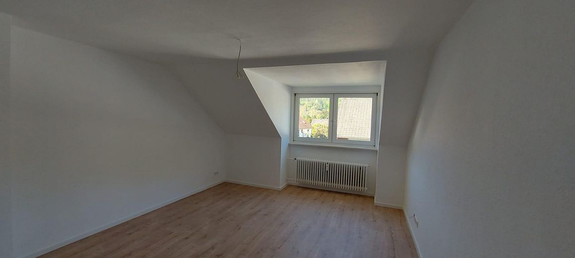 Schöne renovierte 2- Zimmerwohnung – Wohnzimmer