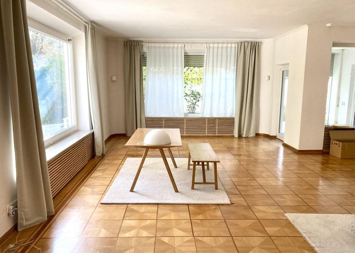 Große Altbau-Villa in Augsburg Göggingen - Exklusives Haus mit Garten – Wohnzimmer mit Echtholzparkett