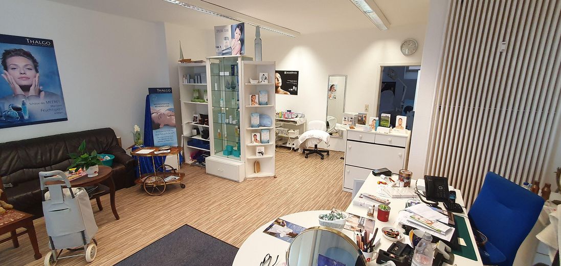 No commission: 65 m² retail space / office / practice near the university – takeover of a cosmetics studio possible! – Hauptraum Foto 2