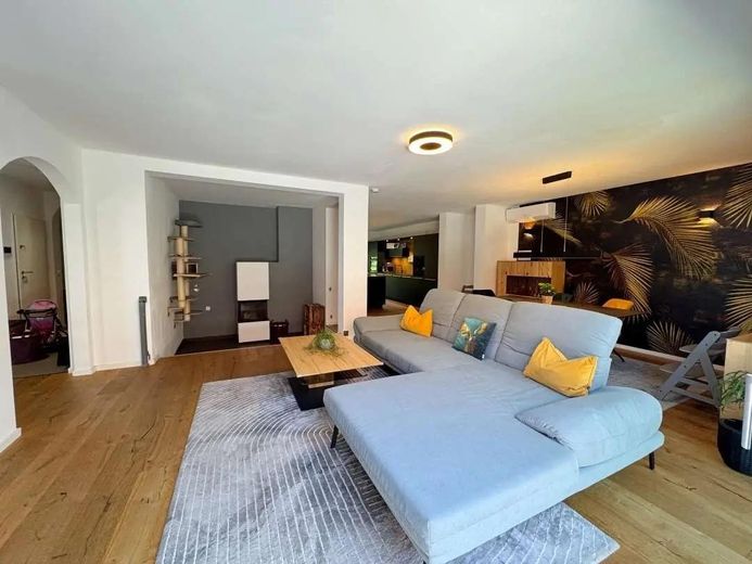 Zwei Häuser, viele Möglichkeiten: Modernisiertes Wohnensemble in Karlsruhe-Daxlanden – Wohnzimmer + Kamin