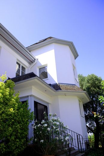Affascinante villa su un ampio terreno divisibile, con alberi secolari e posizione elevata senza possibilità di edificazione antistante – Treppenhausturm außen