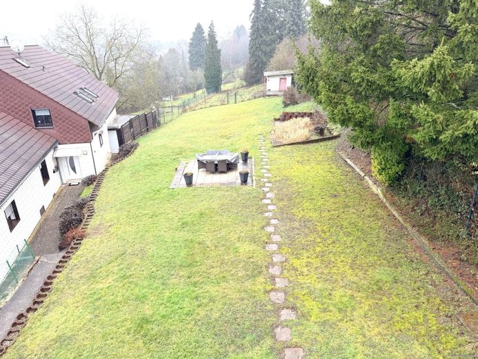 Gepflegtes Einfamilienhaus für große Familien oder zwei Wohnungen mit großem Garten – Gartenblick