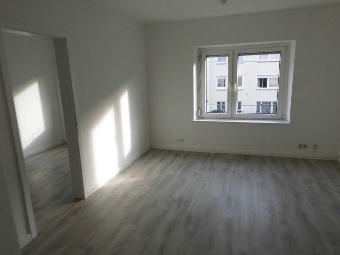Großes Mehrfamilienhaus mit 8 Wohnungen und 5 Garagen von Privat – Wohnzimmer 