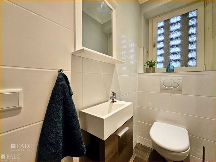 Zeitlose Eleganz im Herzen der Natur: Ein modernes Anwesen mit ländlichem Flair! – Gäste-WC (EG)