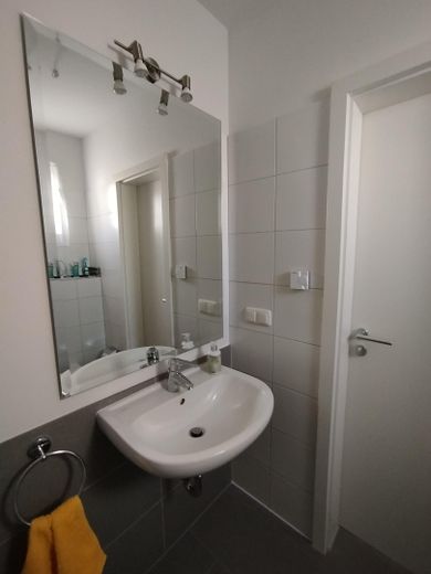 Family-friendly modern semi-detached house in a quiet development on the Havel – Gäste-WC