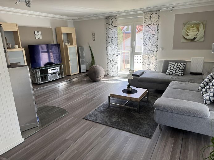 Your home and, optionally, your workplace in one location – living with your own practice or office unit – Wohnzimmer
