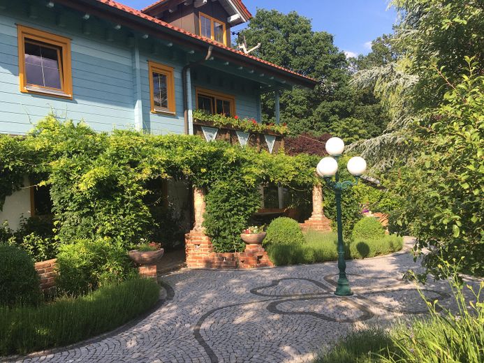 Am Waldrand gelegenes Einfamilienhaus mit ELW und parkähnlichem Garten – Südseite des Hauses