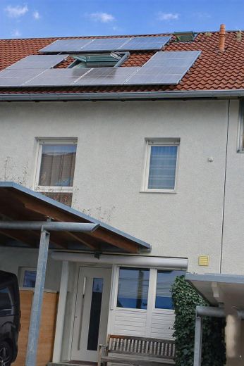 Casa a schiera centrale di alta qualità con 6,5 locali, impianto fotovoltaico e molti dettagli speciali – Außenansicht Eingang