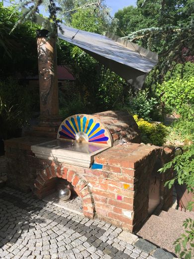 Am Waldrand gelegenes Einfamilienhaus mit ELW und parkähnlichem Garten – Grillplatz