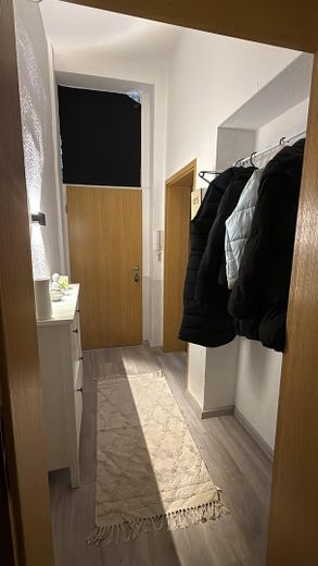 Immeuble ancien à aimer – appartement lumineux de 2 pièces avec balcon et garage dans un emplacement privilégié en centre-ville – Flur