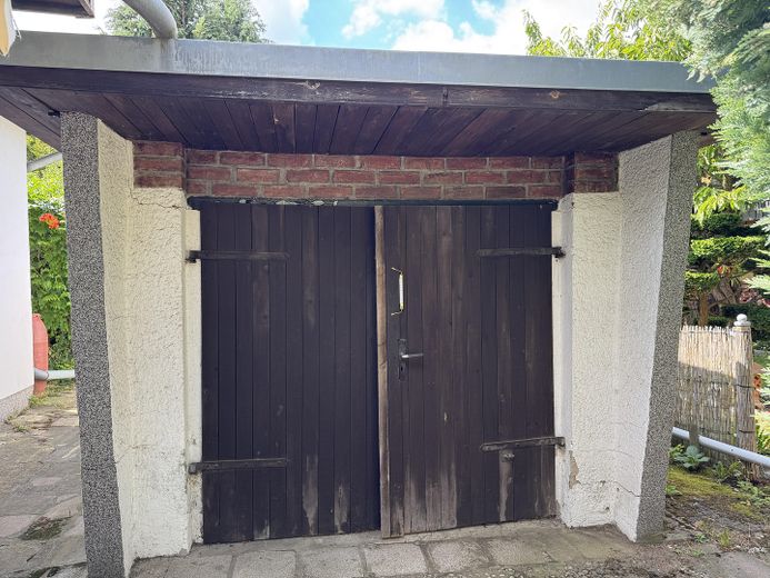 Wohnbaugrundstück mit kleinem Einfamilienhaus und Neubauperspektive • provisions- und bauträgerfrei – Garage