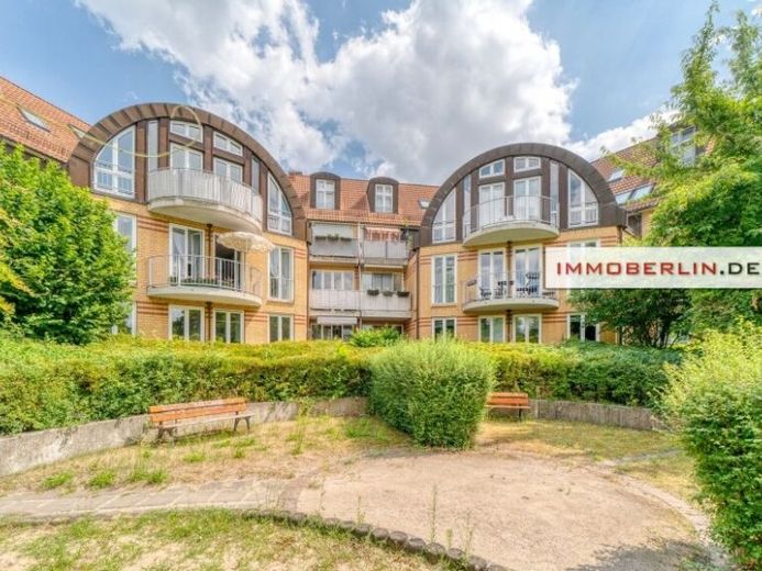 IMMOBERLIN.DE - Sehr adrette Wohnung mit Sonnenterrasse, Blick ins Grüne & Pkw-Stellplatz – Foto 1