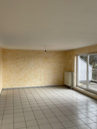 Helles Wohnzimmer mit Balkon