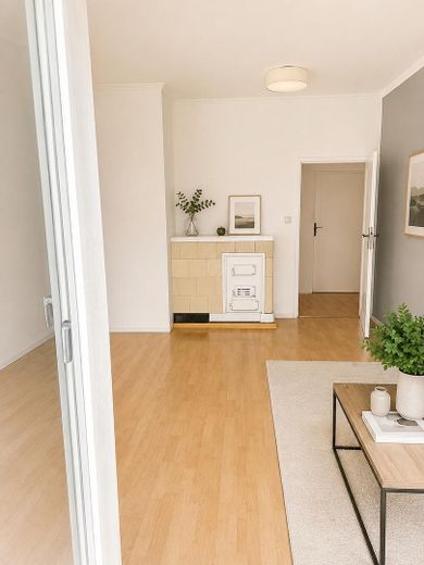 Luminoso apartamento de 3 habitaciones con balcón y vistas al jardín – Wohnzimmer 