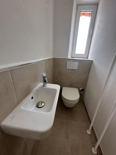 Erstbezug nach umfassender Modernisierung! Stilvolle 4-Zimmer-Wohnung in begehrter Lage – WC