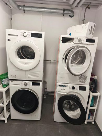 Neubau 2,5-Zimmer-Wohnung 2. OG in Herrenberg mit Küche, Garage, Wallbox, gehobene Ausstattung – PPlatz Waschmaschine Trockner