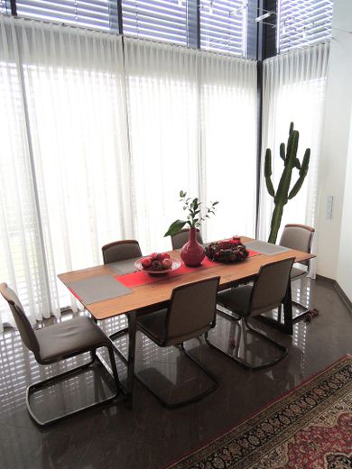 Modernes Zuhause – Essbereich im Wohnzimmer