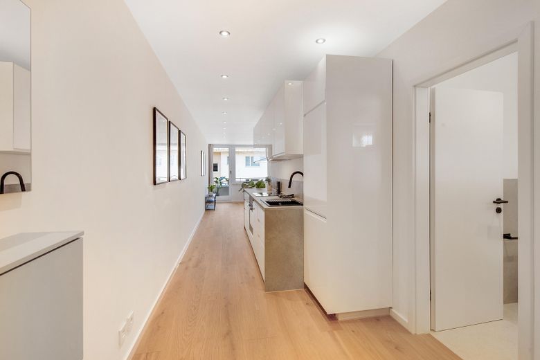 Erstbezug nach Kernsanierung: Exklusive Designerwohnung mit EBK, Balkon & TG-Stellplatz – Küche