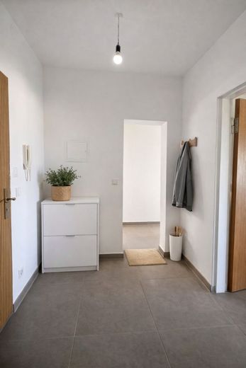 MZ-Oberstadt: Ruhige, sanierte, gut geschnittene 3 Zimmerwohnung, 1. OG, gepflegte Wohneinheit. – Flur