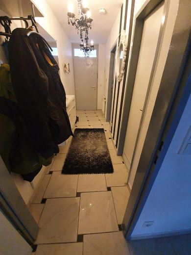 BEZUGSFREI ab 01.11.26: 4-Zi.-Maisonette (109m²) mit TG-Stellplatz & Balkon in Uni-Nähe! – Flur