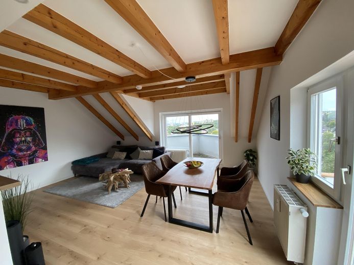 Moderne 3-Zimmer-Maisonette mit 3 Balkonen, Garage & Panoramablick über Würzburg – Foto 1
