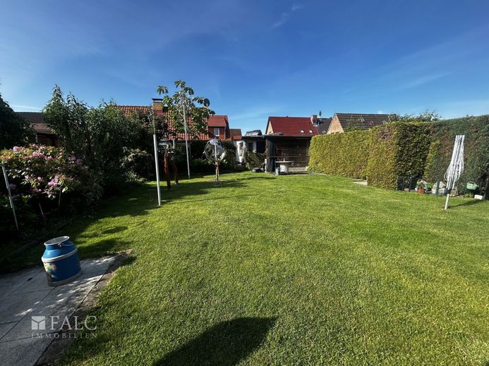 moderne Doppelhaushälfte mit ausgebautem Nebengelass – Garten