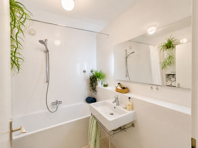 Großzügige Dachterrassenwohnung mit zusätzlichem Balkon in Haar – Modernisiertes Vollbad